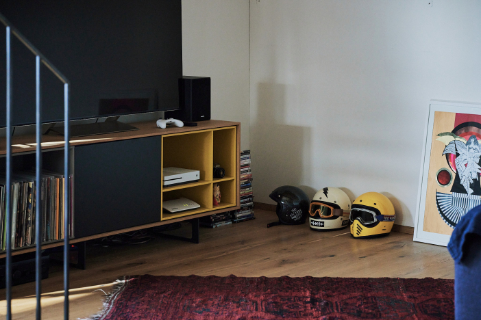 Wohnzimmer mit Motorradhelm Deko
